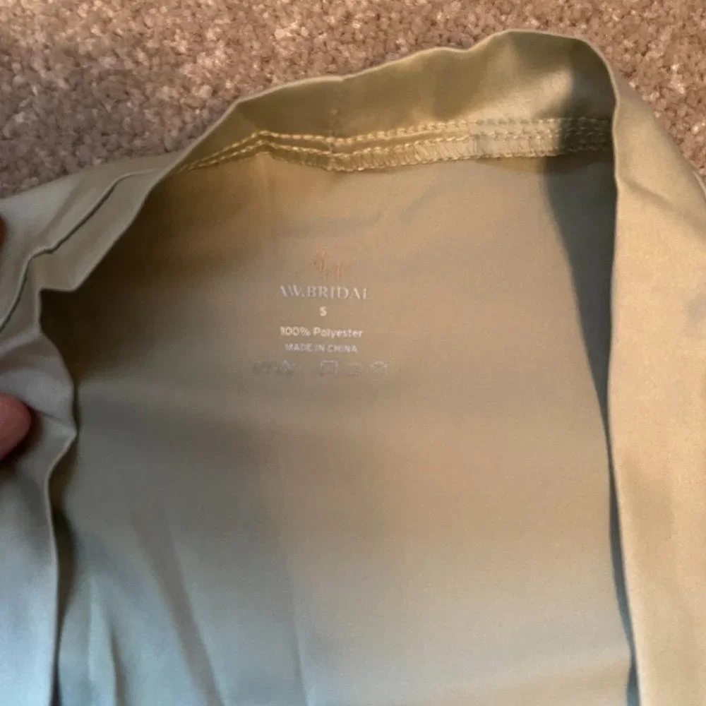 Green robe - Picture 2 of 2